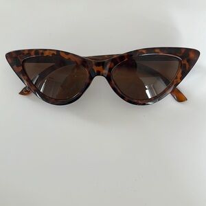 Monki - cat eye tortoise shell sunglasses